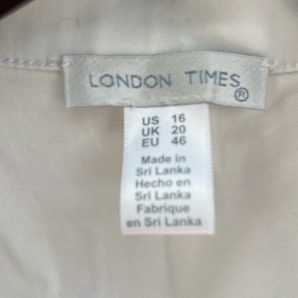London times women’s size 16. Falls at the mid lower leg. Beautiful white. - Picture 5 of 8